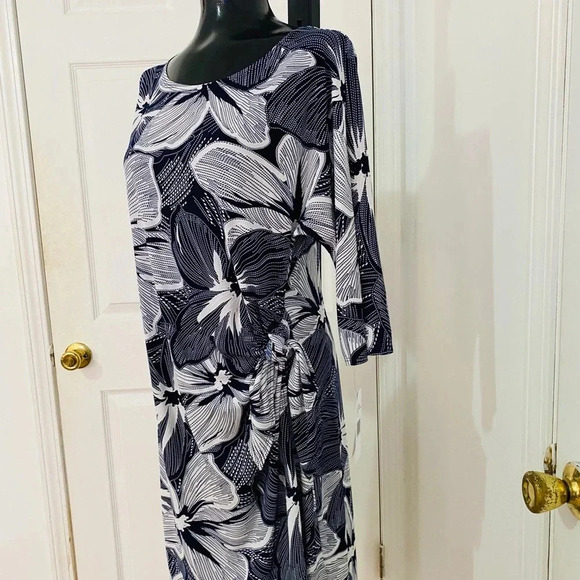 Signature by Robbie Bee Navy Blue and White Dress Size Medium - Picture 4 of 11